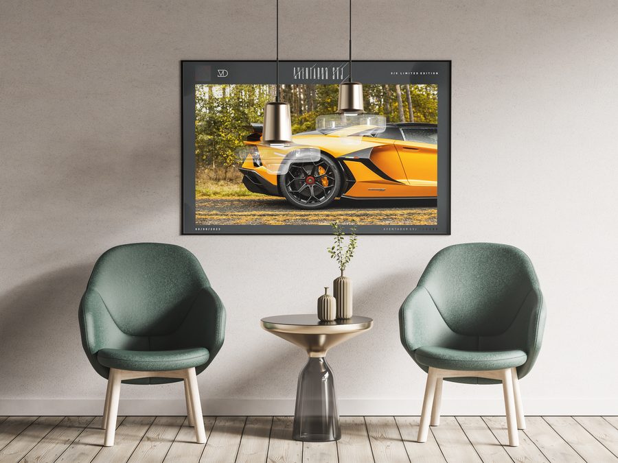 Plakát s oranžovým Lamborghini Aventador SVJ v interiéru