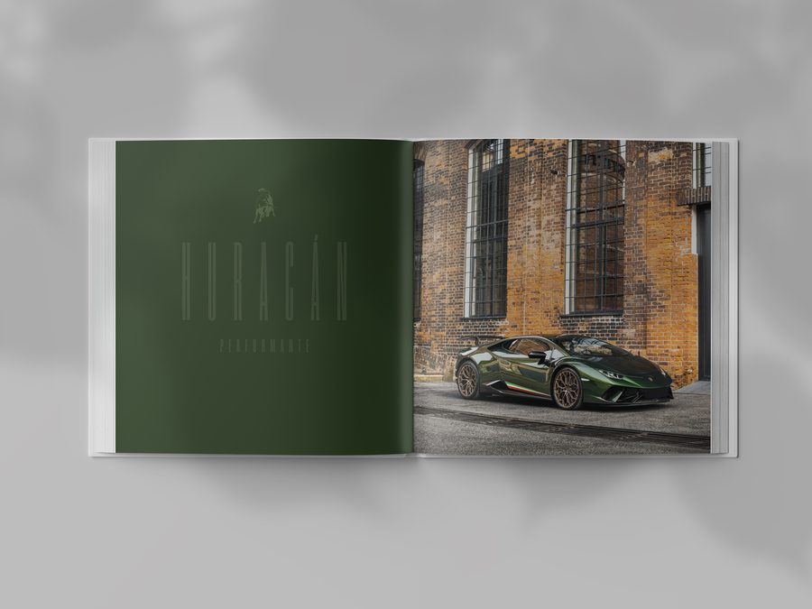 Katalog s tmavě zeleným Lamborghini Huracán Performante