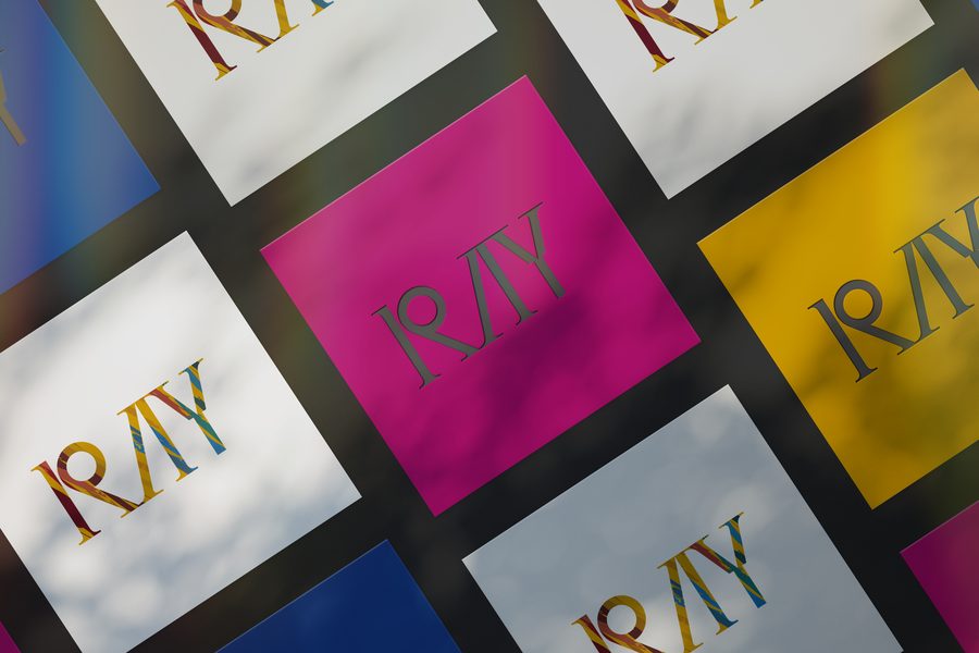 Ražené logo Simona Ray na barevných kartách