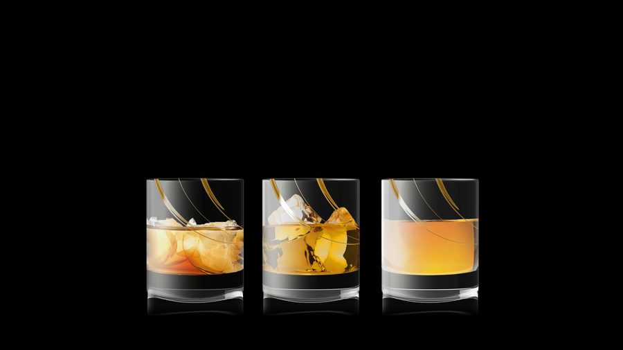 Tři sklenice whisky na černém pozadí